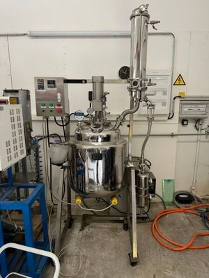 une machine placée au milieu d'une pièce