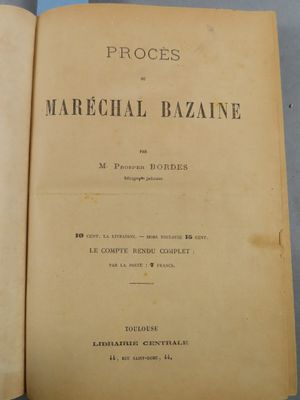 un livre ouvert sur lequel figure une illustration représentant le titre de l'ouvrage
