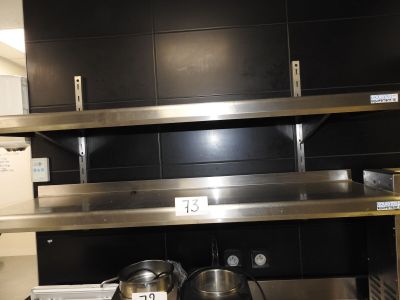 deux casseroles et poêles posées sur une étagère dans une cuisine