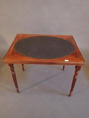 Table de jeux en noyer reposant sur quatre pieds cannelés, p…