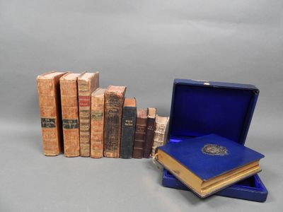 plusieurs livres dans un étui bleu posé à côté d'une pile de vieux livres