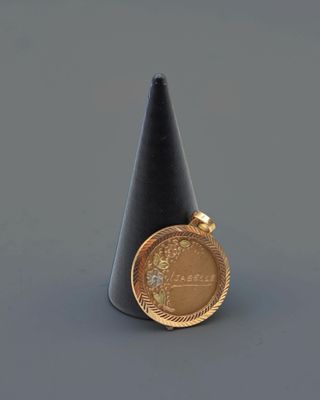 une image représentant une pièce d'or posée au sommet d'un cône