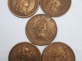 quatre pièces de cuivre sur lesquelles figurent des portraits d'hommes et de femmes