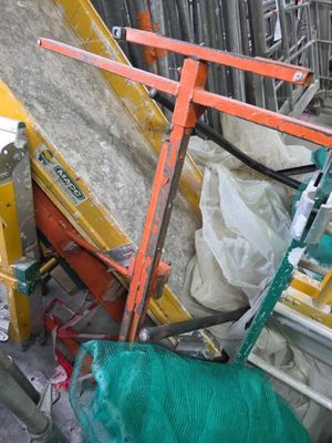 un tas de matériel de chantier posé au sol à côté d'un bâtiment