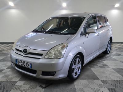 la photo d'une voiture argentée garée dans un garage