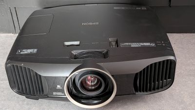 une photo d'un projecteur posé par terre