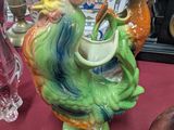 un vase orné d'un oiseau et un vase orné d'un oiseau posés sur une table