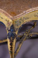 Table de milieu en bois sculpté, peint et rechampi bleu à fo… (photo 6)