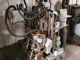 une machine qui se trouve dans une pièce avec d'autres équipements