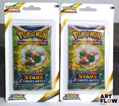 Deux paquets de cartes à collectionner Pokémon sont exposés dans une boîte