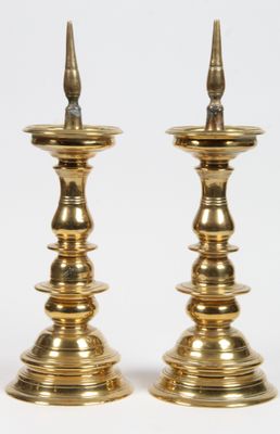 paire de chandeliers anciens en laiton sur fond blanc