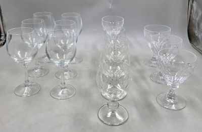 plusieurs verres à vin vides sont alignés sur une table