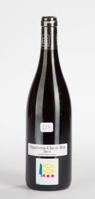 une bouteille de vin posée sur une table