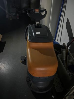 une machine posée sur le sol de la pièce