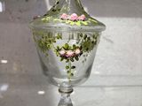 un bocal en verre orné de fleurs, posé sur une table
