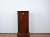 une armoire en bois avec un plateau en marbre posée sur un parquet