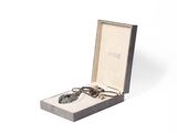 une boîte contenant une paire de lunettes de soleil