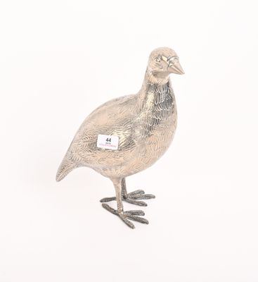 une image représentant une figurine d'oiseau en argent sur fond blanc