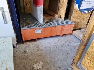 une borne d'incendie située dans un coin d'une pièce en cours de construction