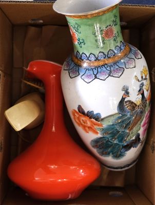 deux vases dans une boîte : l'un est rouge et l'autre est vert