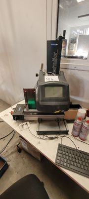 un bureau sur lequel se trouvent un ordinateur, un clavier, une souris et d'autres objets