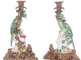 paire de perroquets en porcelaine verte et blanche posés sur une branche fleurie