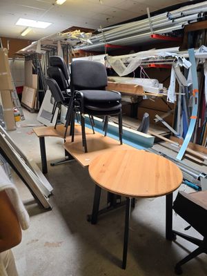 une pièce contenant beaucoup de chaises et de tables