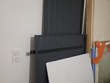 une porte noire sur laquelle est fixée une ardoise blanche
