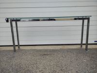 Table console, plateau en verre, piètement chromé. (photo 2)