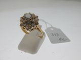 une image représentant une bague en or ornée d'un motif floral