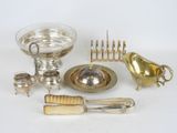 beaucoup d'objets en argent qui se trouvent sur la table
