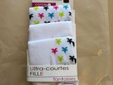 trois paires de chaussettes blanches ornées d'étoiles colorées