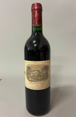 une bouteille de vin posée sur une table