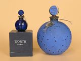 une petite bouteille bleue et une autre petite bouteille bleue posées l'une à côté de l'autre