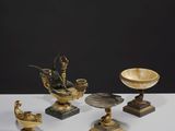 un grand nombre d'objets différents posés sur une table