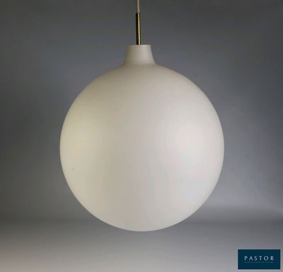 une image représentant une boule lumineuse blanche suspendue au plafond