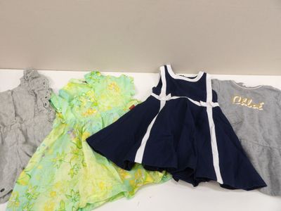 beaucoup de vêtements posés sur une table blanche