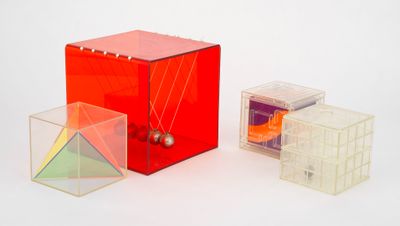 trois cubes posés les uns à côté des autres sur une table