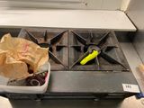 un plateau de chips et un sachet de chips sur la cuisinière