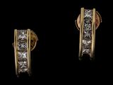 deux paires de boucles d'oreilles en or et diamants sur fond noir