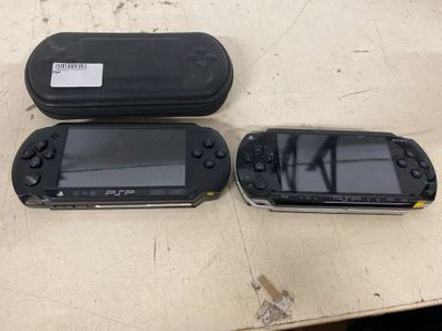 trois manettes Nintendo Wii posées les unes à côté des autres sur une table