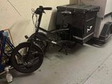 un vélo garé à côté d'une remorque dans un garage