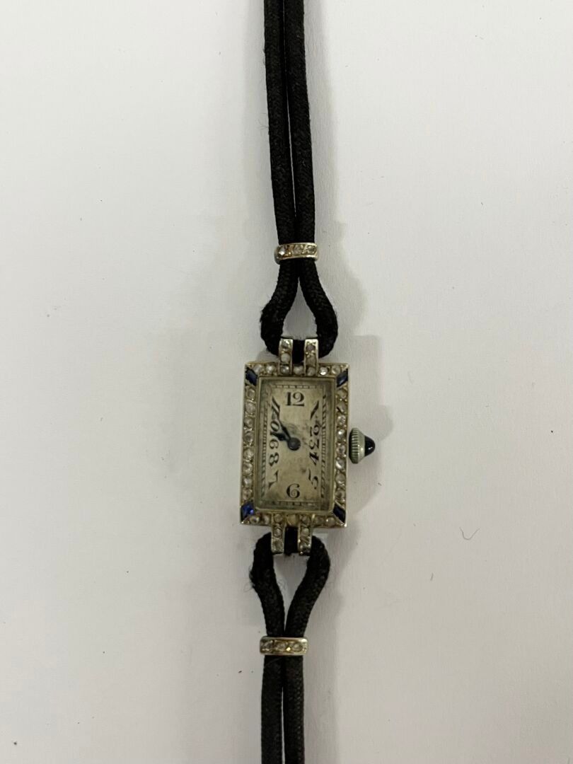 MONTRE DE DAME ART DECO en platine 950 millièmes.