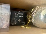une décoration de Noël posée sur une étagère