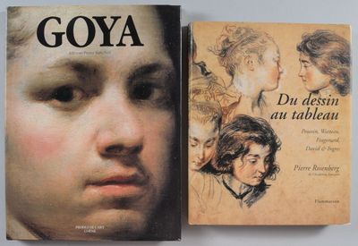 deux livres posés sur une table, à côté d'un tableau représentant le visage d'une femme et d'un portrait représentant le visage d'un homme
