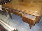 un bureau en bois avec un tiroir en dessous
