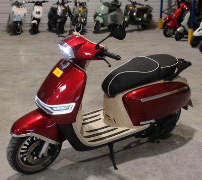un scooter garé dans un garage