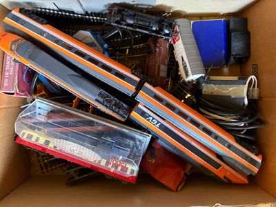 Lot de trains et rails miniatures en metal et resine. - Photo 1