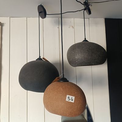 trois lampes suspendues au plafond d'une pièce