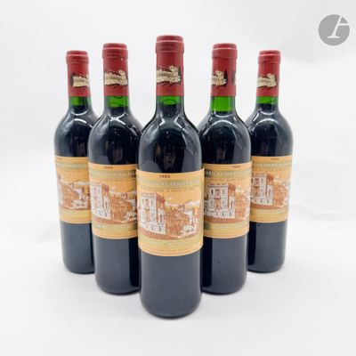 six bouteilles de vin rouge sont alignées